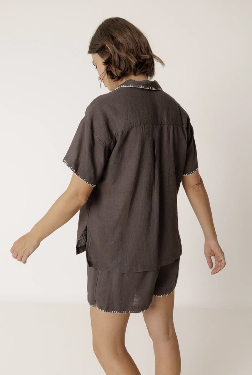 Pantalón short Indi & Cold AD182 ENGOMADO bordado manual gris carbón - Imagen 1