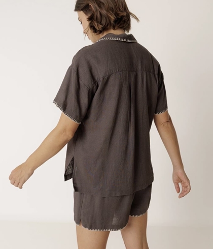 Pantalón short Indi & Cold AD182 ENGOMADO bordado manual gris carbón - Imagen 1