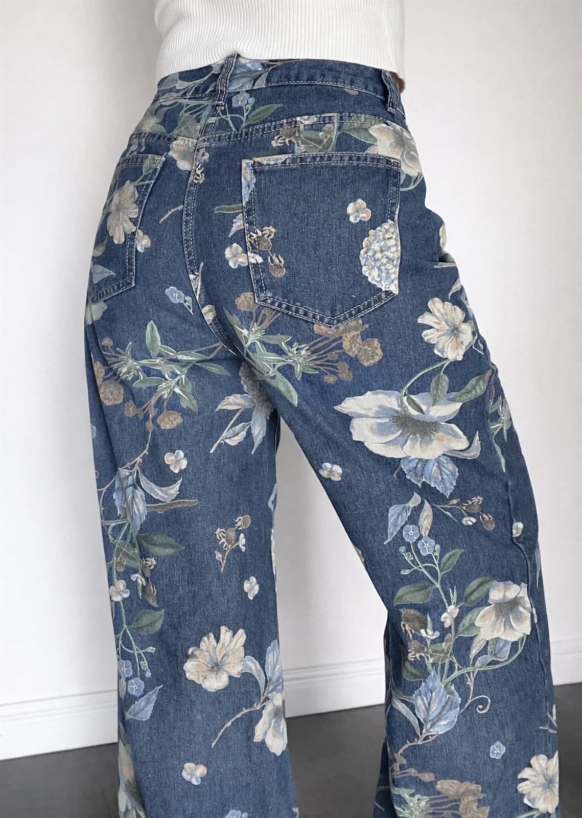 Pantalón vaquero estampado floral azules - Imagen 1