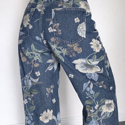 Pantalón vaquero estampado floral azules - Imagen 1