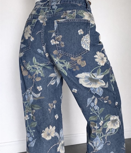 Pantalón vaquero estampado floral azules - Imagen 1