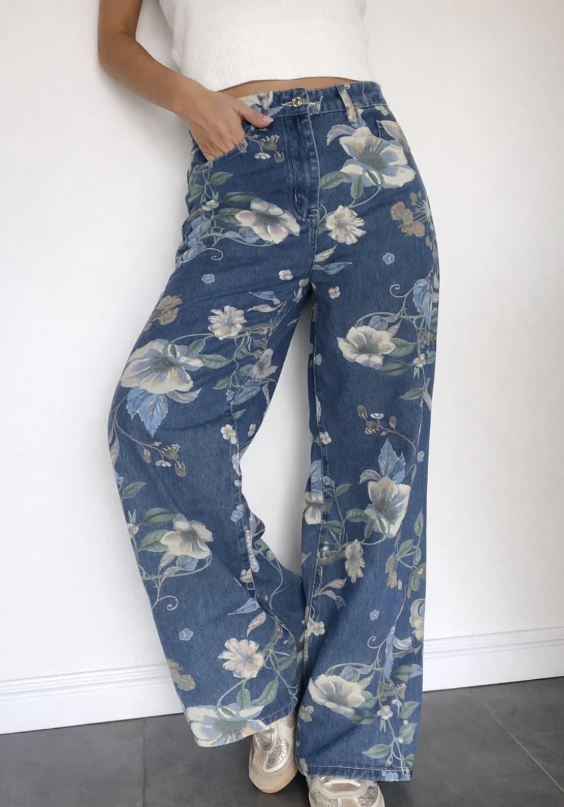 Pantalón vaquero estampado floral azules - Imagen 2