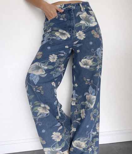 Pantalón vaquero estampado floral azules - Imagen 2