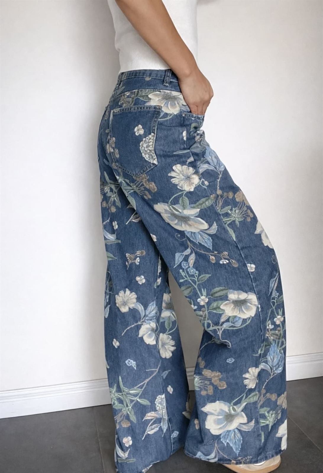Pantalón vaquero estampado floral azules - Imagen 3