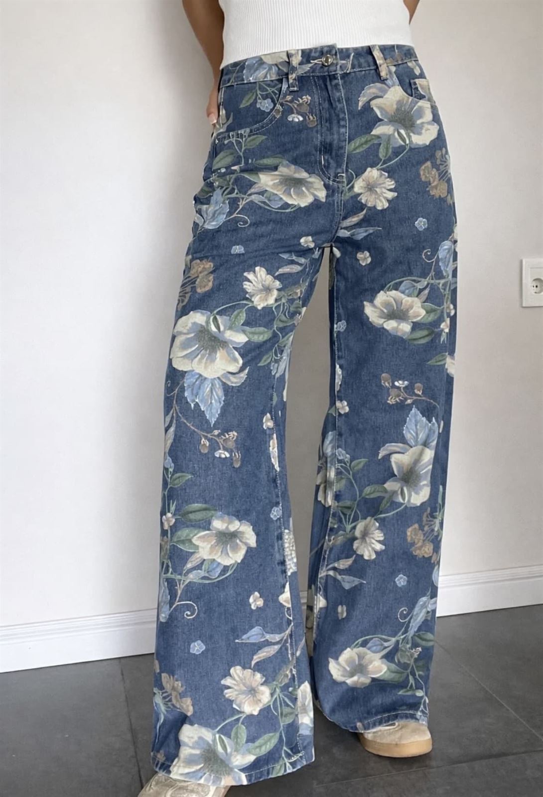 Pantalón vaquero estampado floral azules - Imagen 4