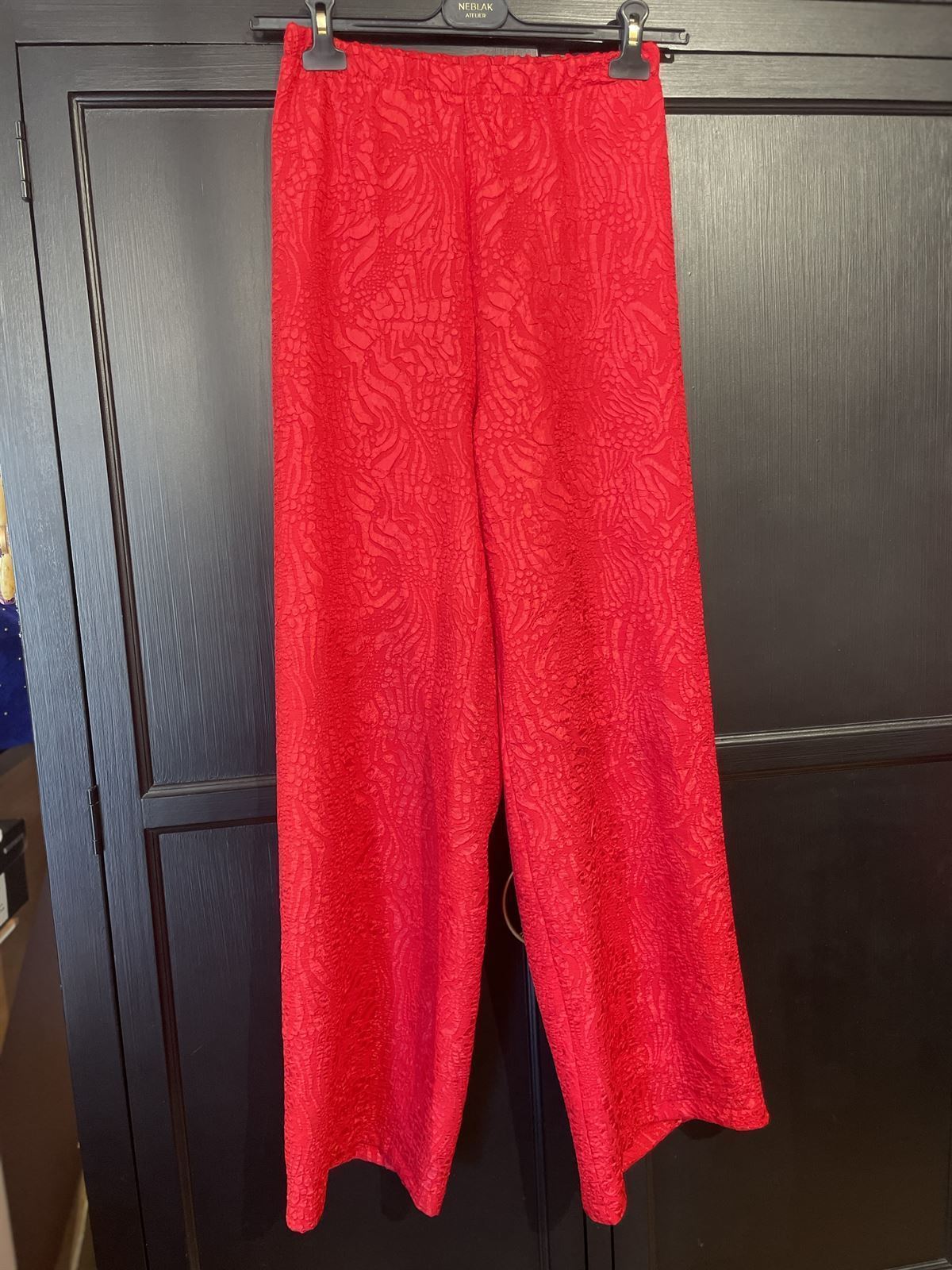 Pantalón vestir relieve rojo - Imagen 3