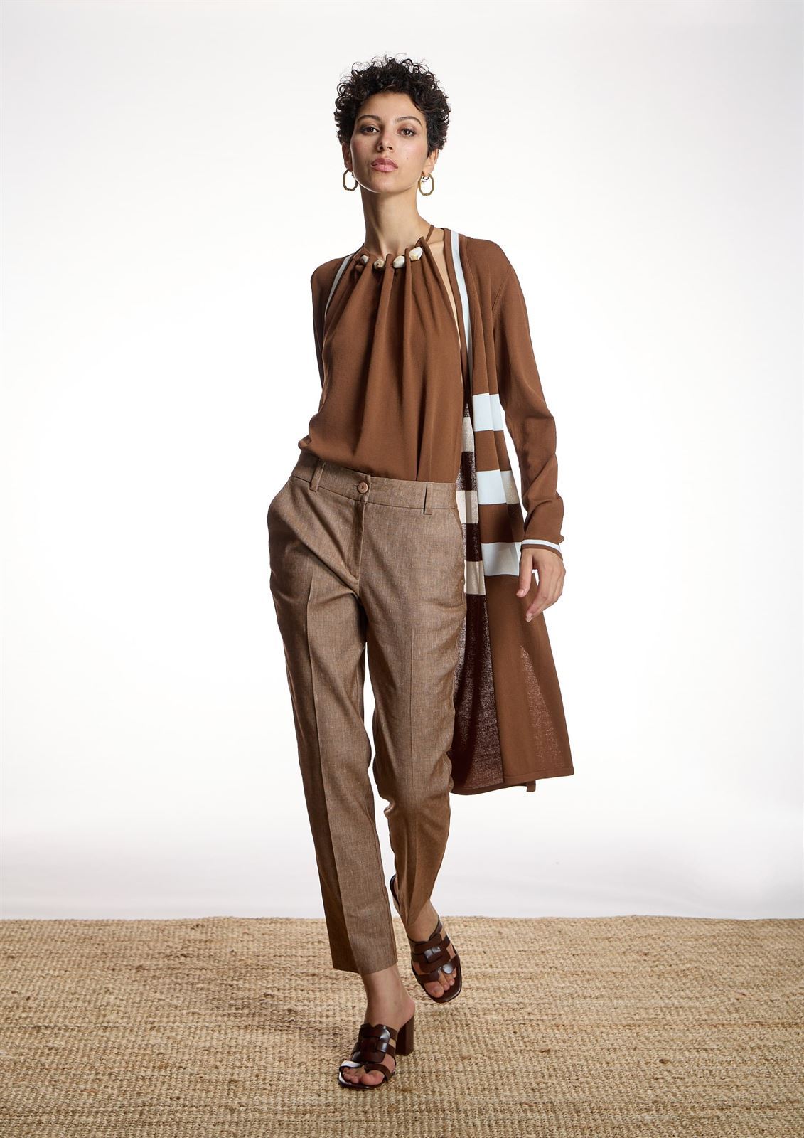 Pantalónbásico Alba Conde 1561-110-37  recto lino marrón - Imagen 3