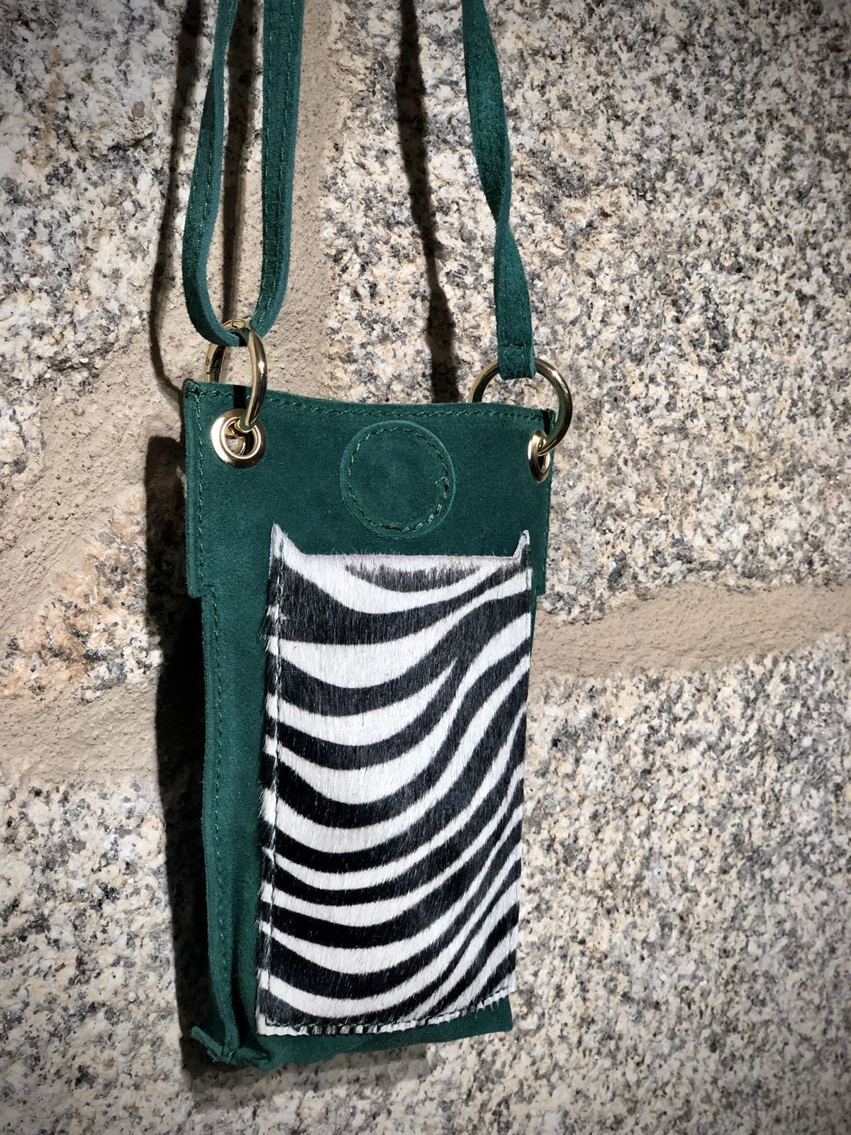 Porta móvil verde con bolsillo cebra - Imagen 1