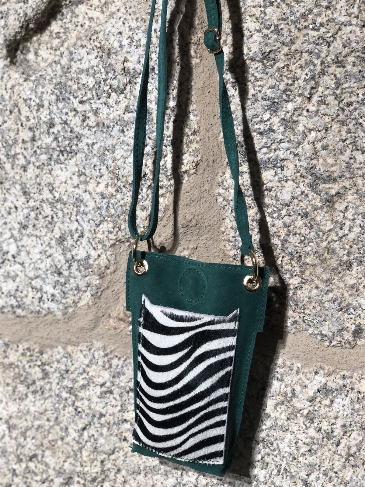 Porta móvil verde con bolsillo cebra - Imagen 2