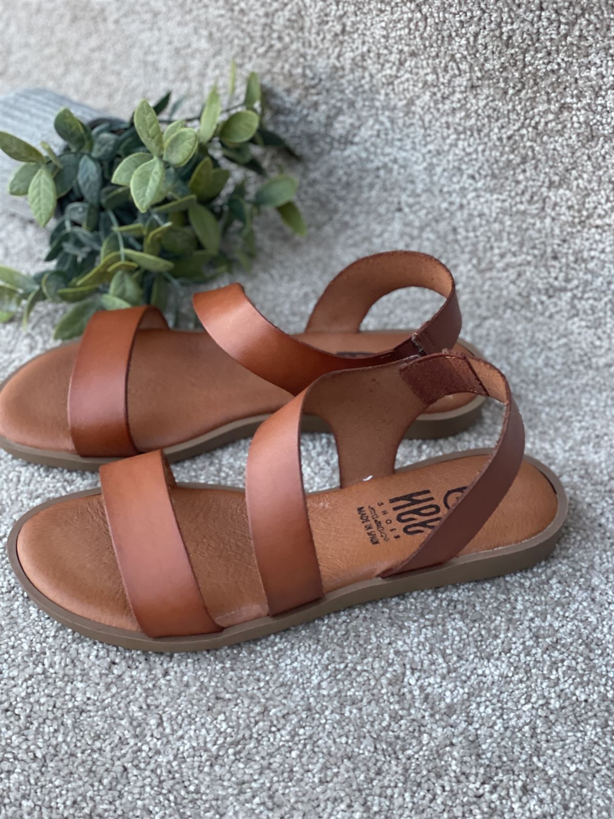 Sandalia 25362 HEEE SHOES tiras cruzadas vaquetilla cuero coñag - Imagen 3