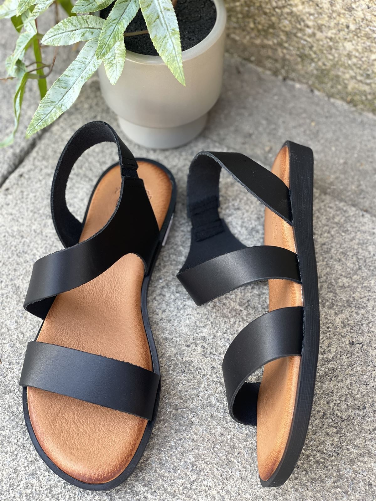 Sandalia 25362 HEEE SHOES tiras cruzadas vaquetilla cuero negro - Imagen 3