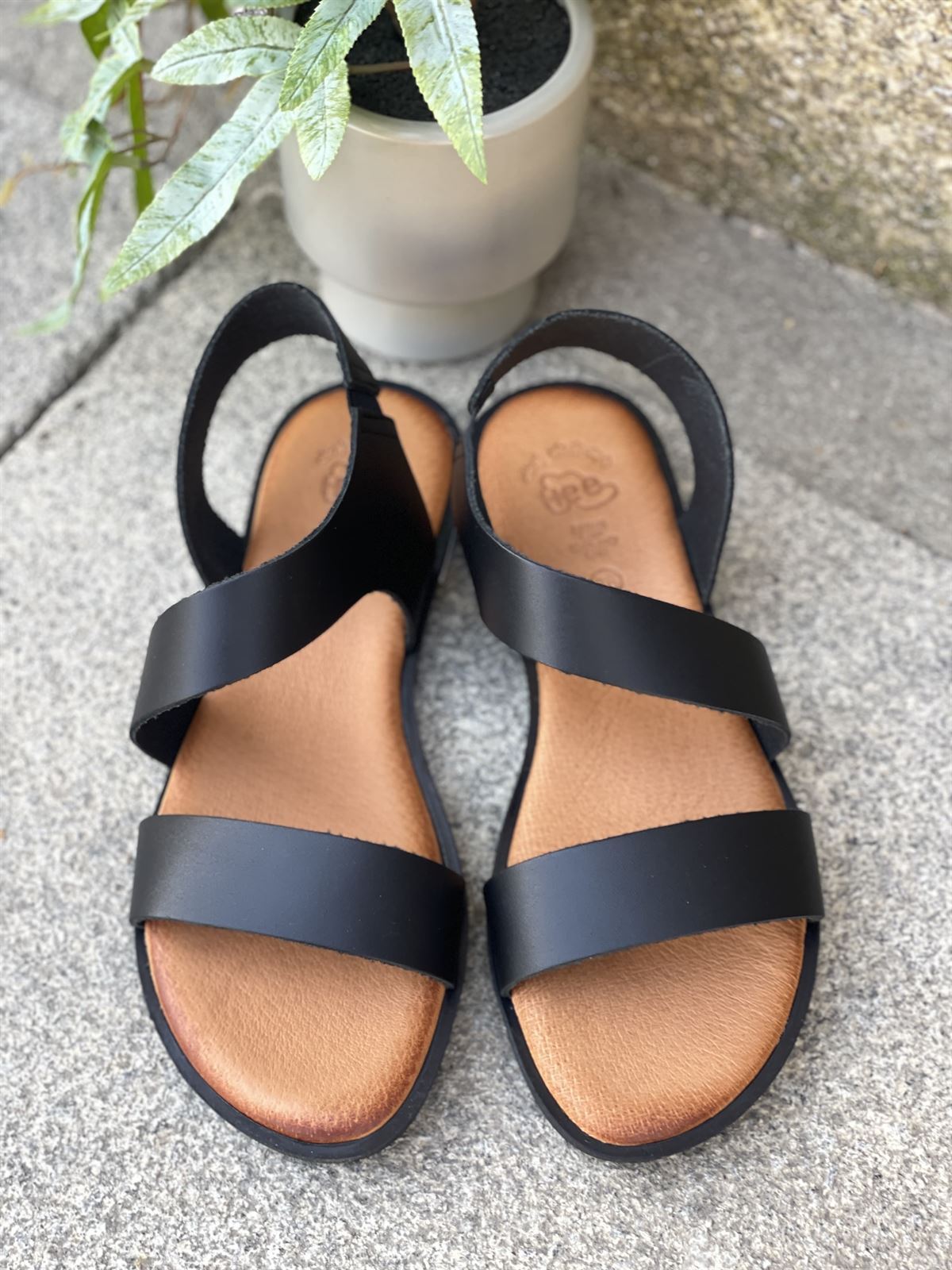 Sandalia 25362 HEEE SHOES tiras cruzadas vaquetilla cuero negro - Imagen 4