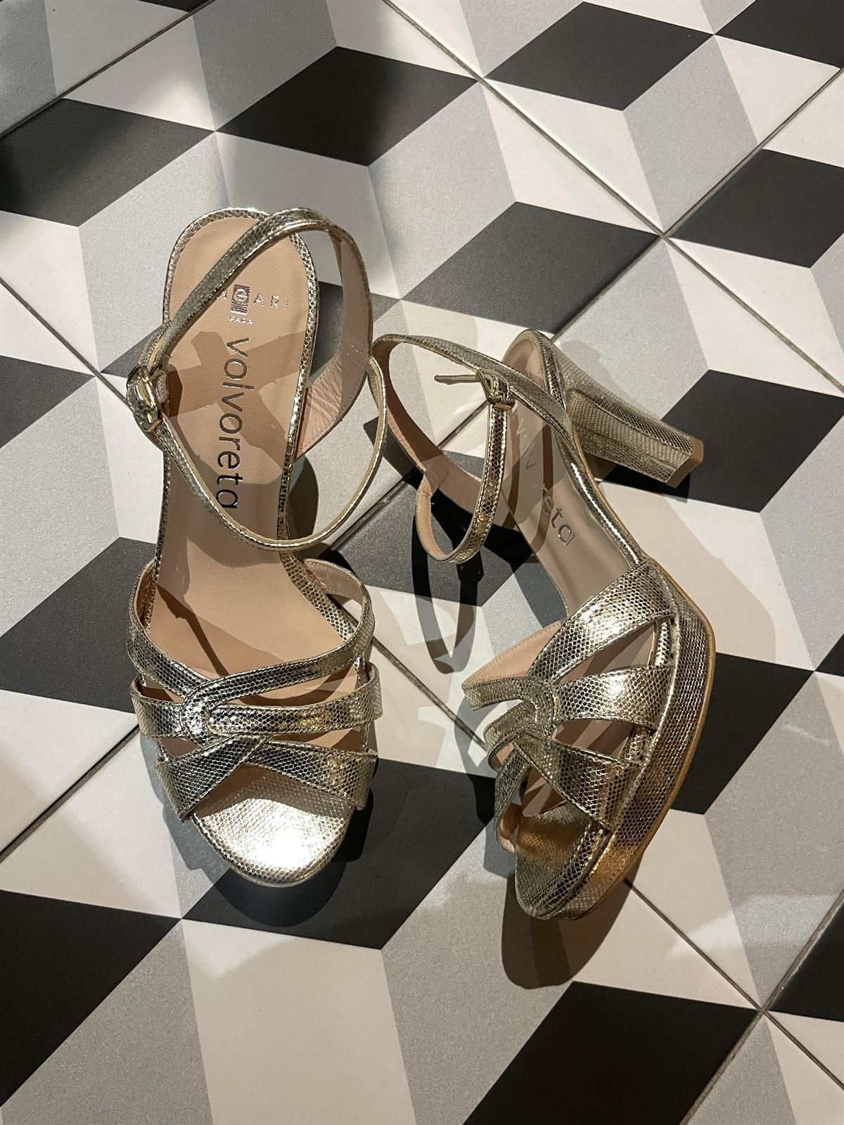 Sandalia Angari MAITE -75 escamas milos champan - Imagen 3