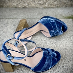 Sandalia Angari plataforma terciopelo azul. - Imagen 1