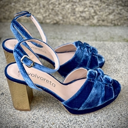 Sandalia Angari plataforma terciopelo azul. - Imagen 2