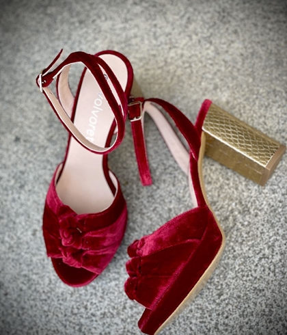 Sandalia Angari plataforma terciopelo roja. - Imagen 2