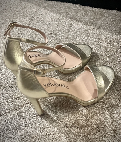 Sandalia Angari tacón alto tira metalizado champagne. - Imagen 2