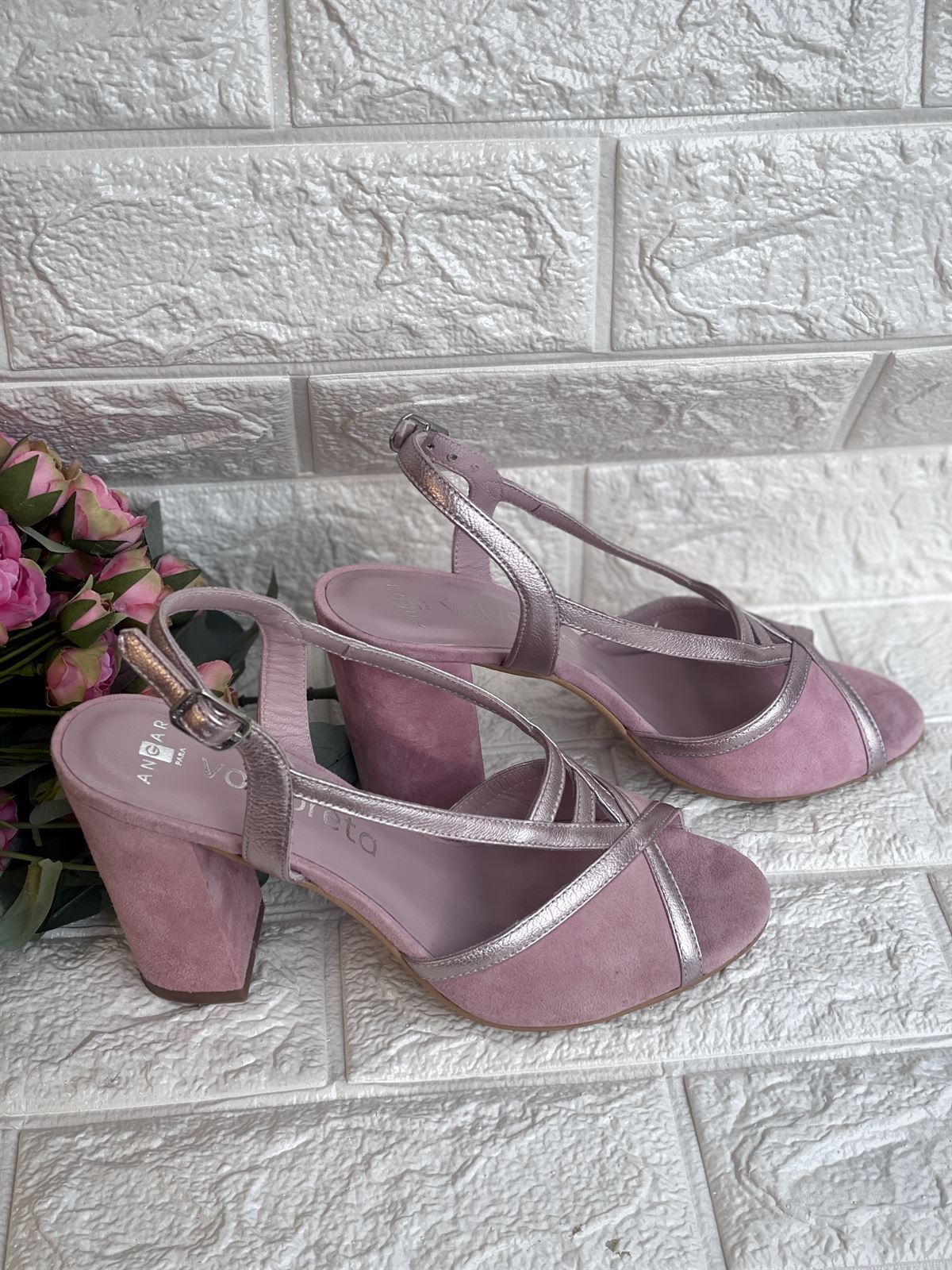 Sandalia Angari tacón ancho rosa. - Imagen 4