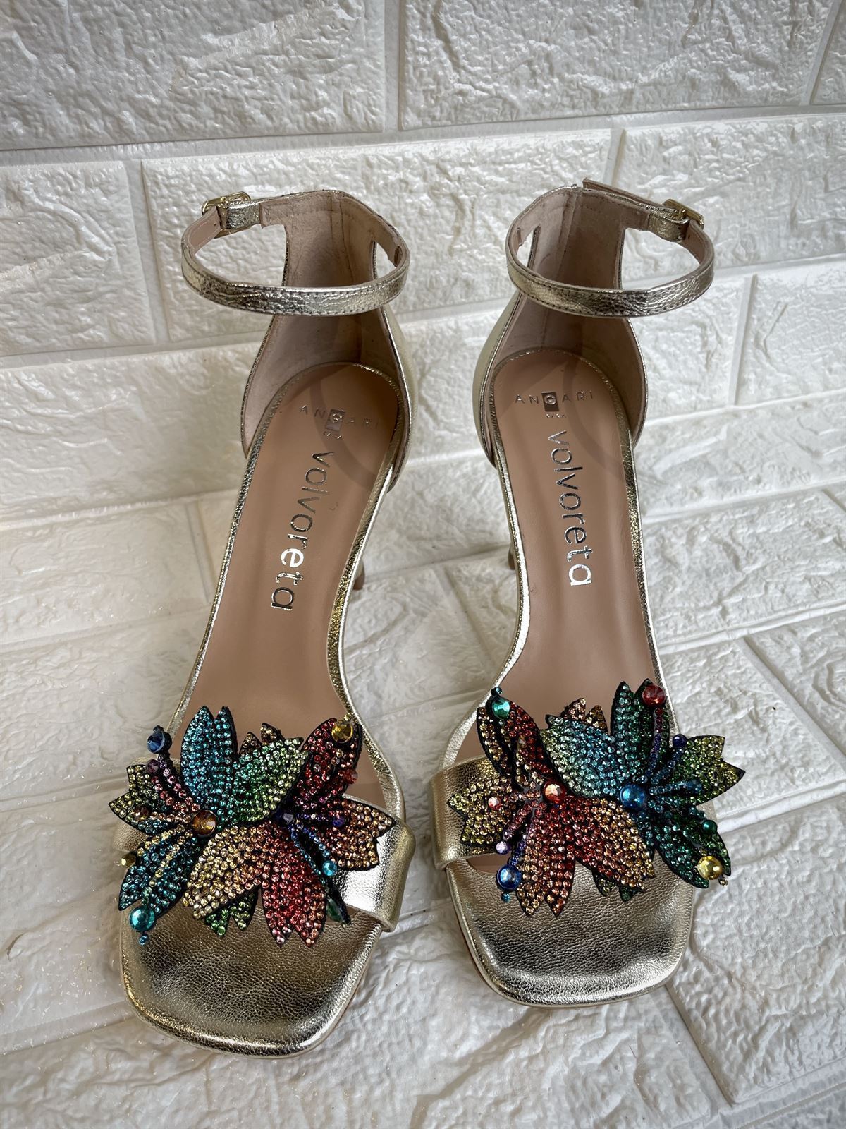 Sandalia Angari tacón champan flor strass. - Imagen 1