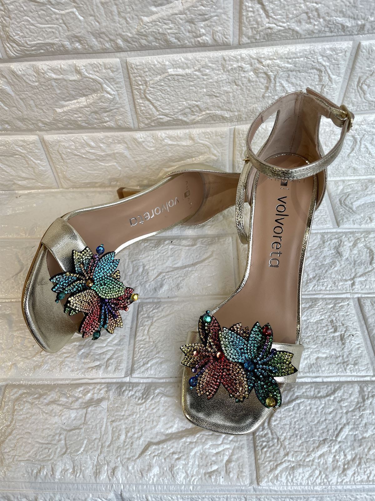 Sandalia Angari tacón champan flor strass. - Imagen 2