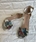 Sandalia Angari tacón champan flor strass. - Imagen 2