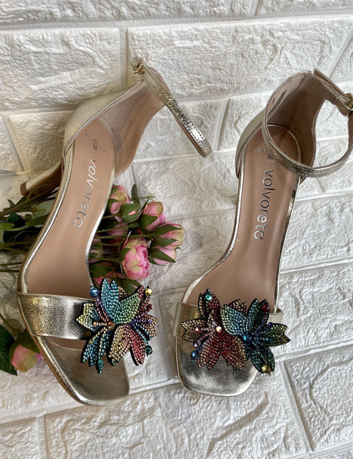 Sandalia Angari tacón champan flor strass. - Imagen 3