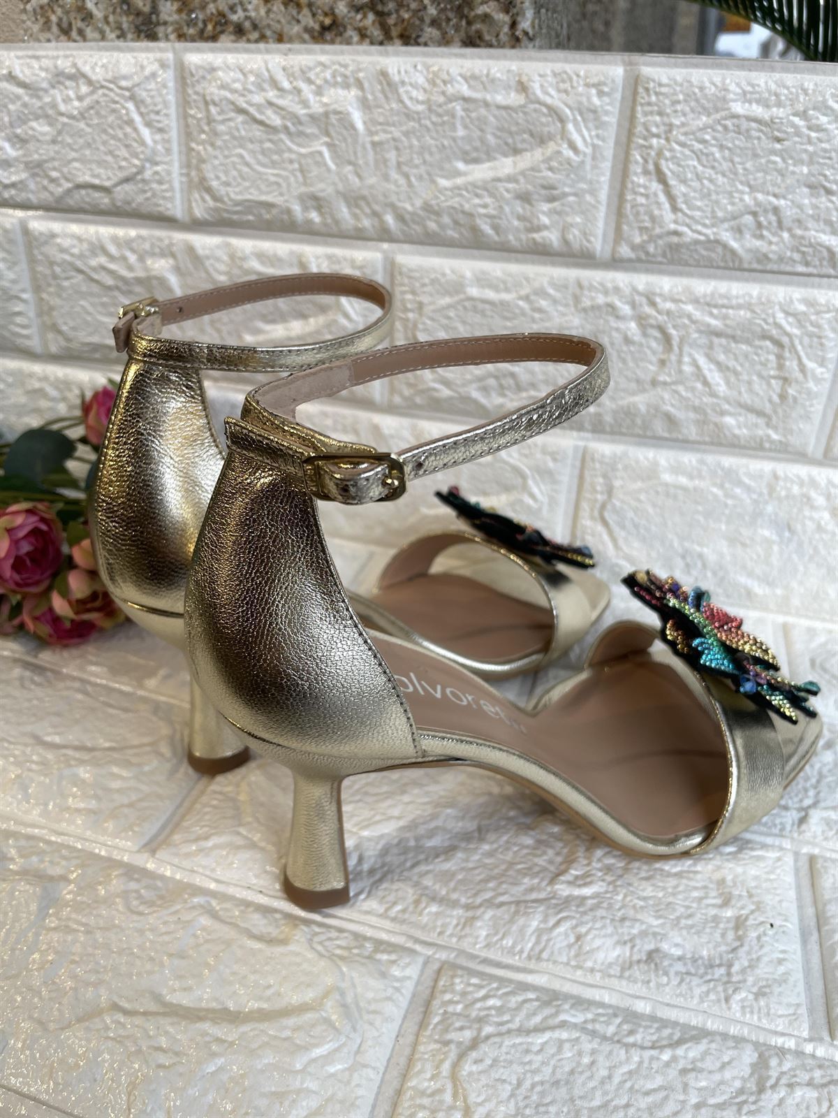 Sandalia Angari tacón champan flor strass. - Imagen 4