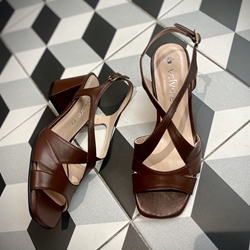 Sandalia Angari tacón marrón chocolate - Imagen 2