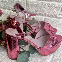 Sandalia Angari tacón Plataforma laminado rosa. - Imagen 1