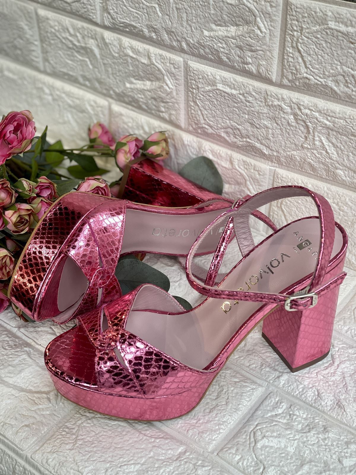 Sandalia Angari tacón Plataforma laminado rosa. - Imagen 2