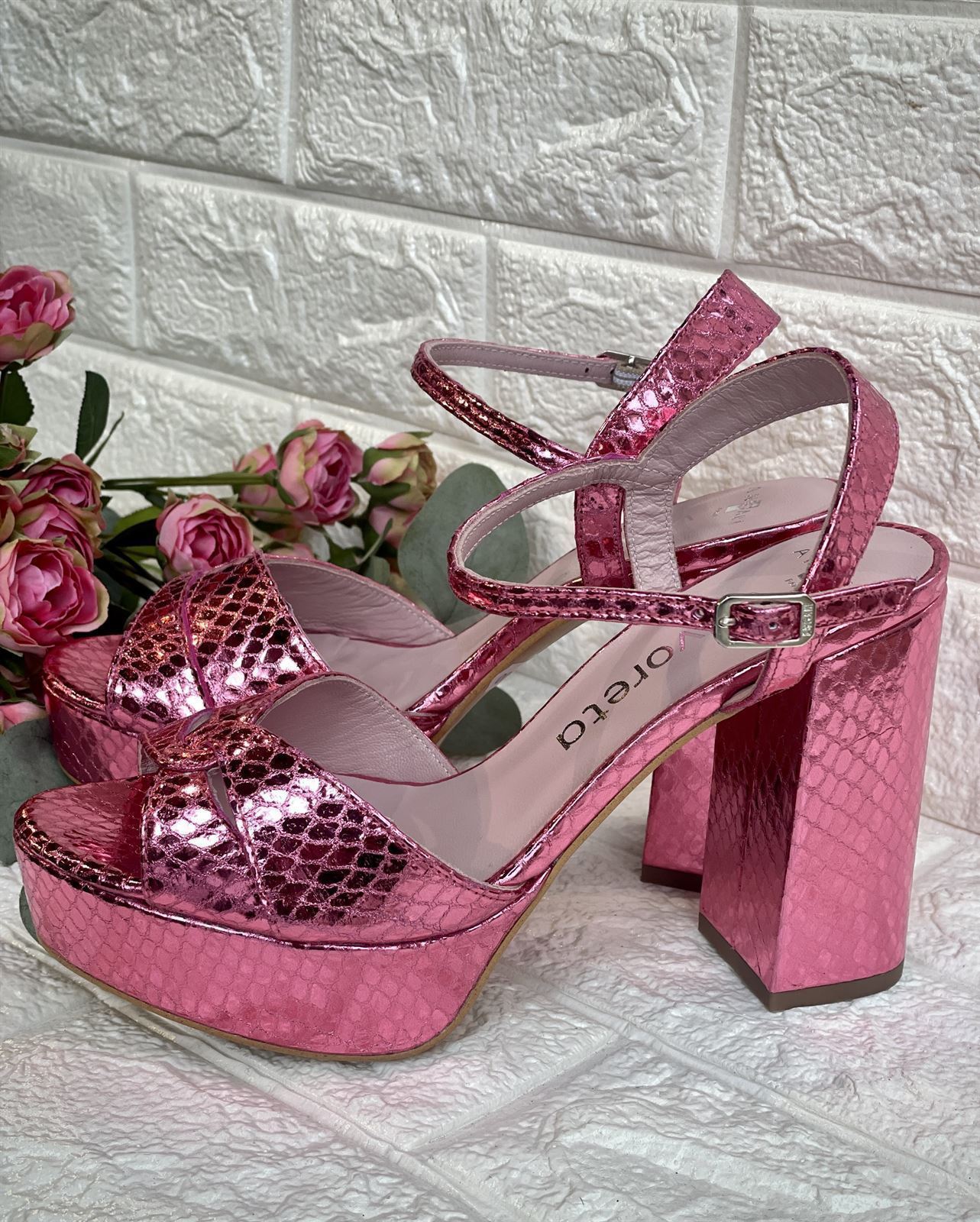 Sandalia Angari tacón Plataforma laminado rosa. - Imagen 3