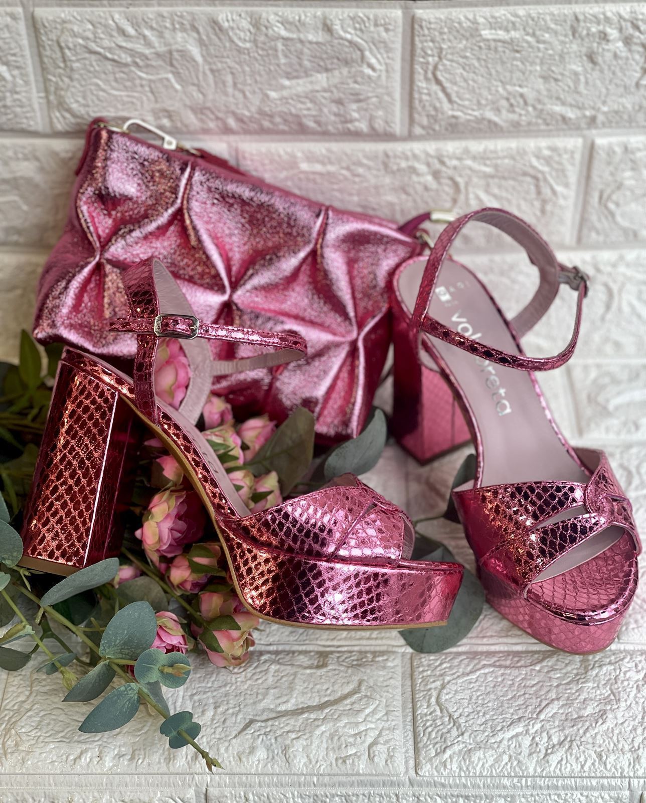 Sandalia Angari tacón Plataforma laminado rosa. - Imagen 4