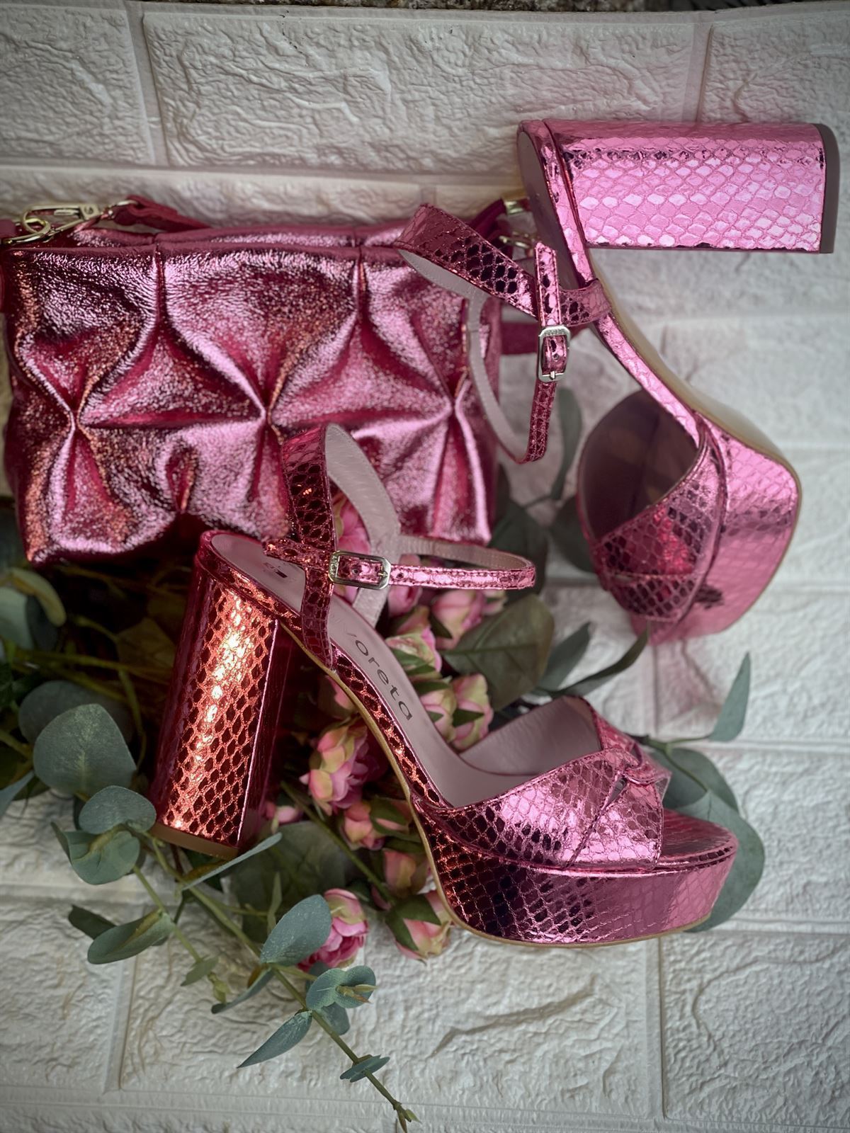 Sandalia Angari tacón Plataforma laminado rosa. - Imagen 5