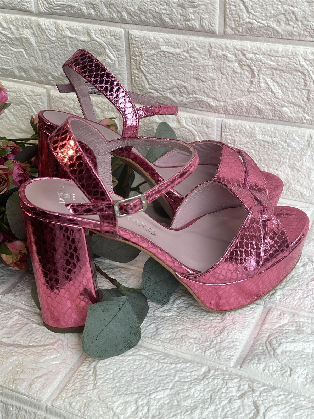 Sandalia Angari tacón Plataforma laminado rosa. - Imagen 6