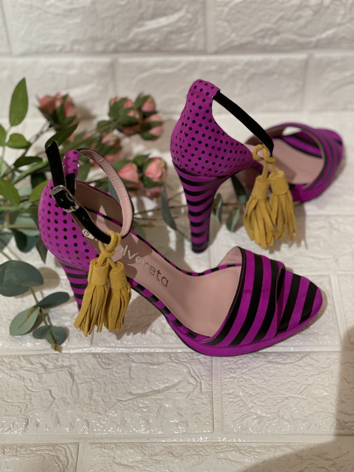 sandalia color magenta tacon