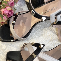 Sandalia Angari tacón tachas hielo negra. - Imagen 2