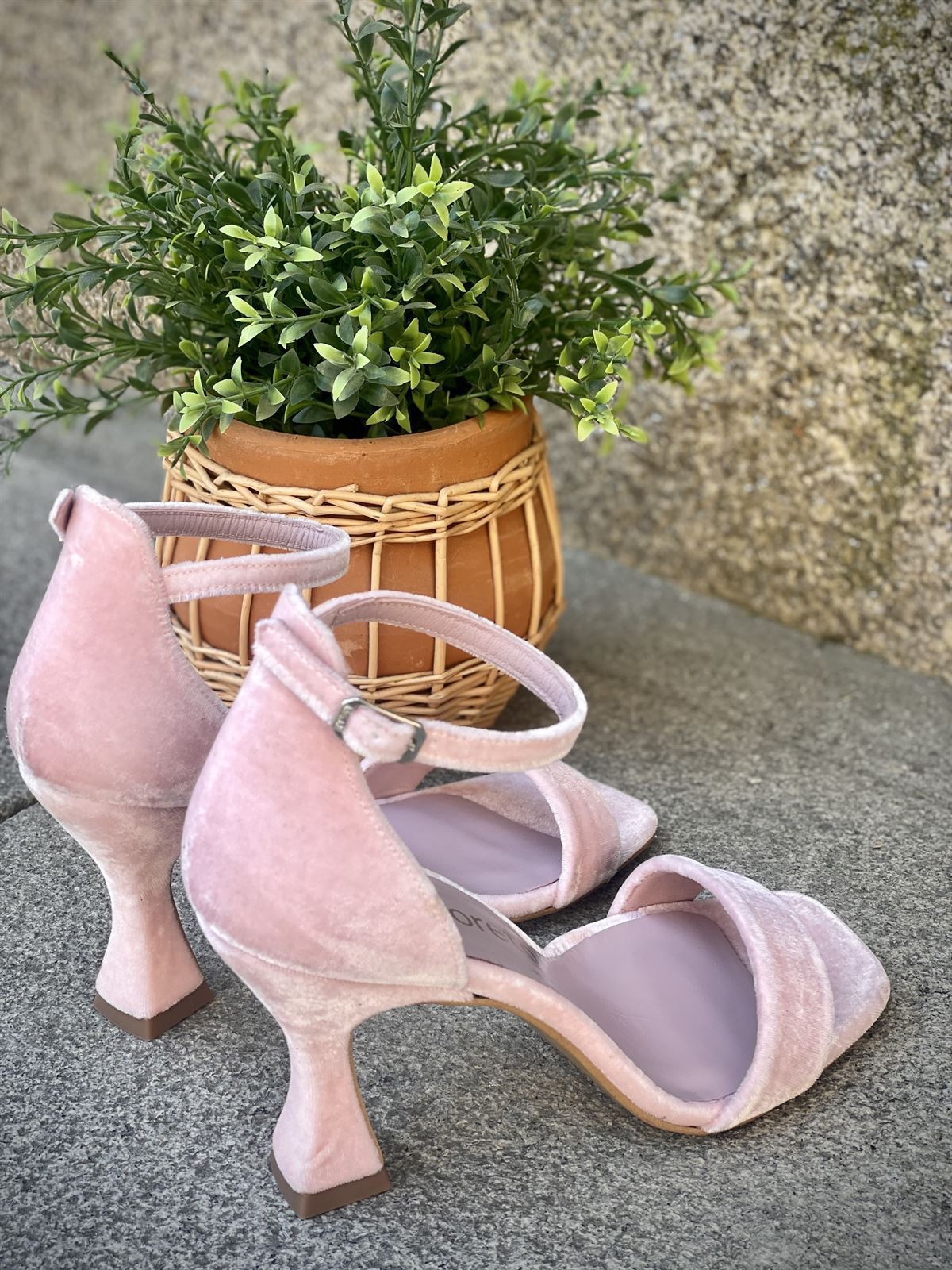 Sandalia Angari tira terciopelo rosa. - Imagen 7