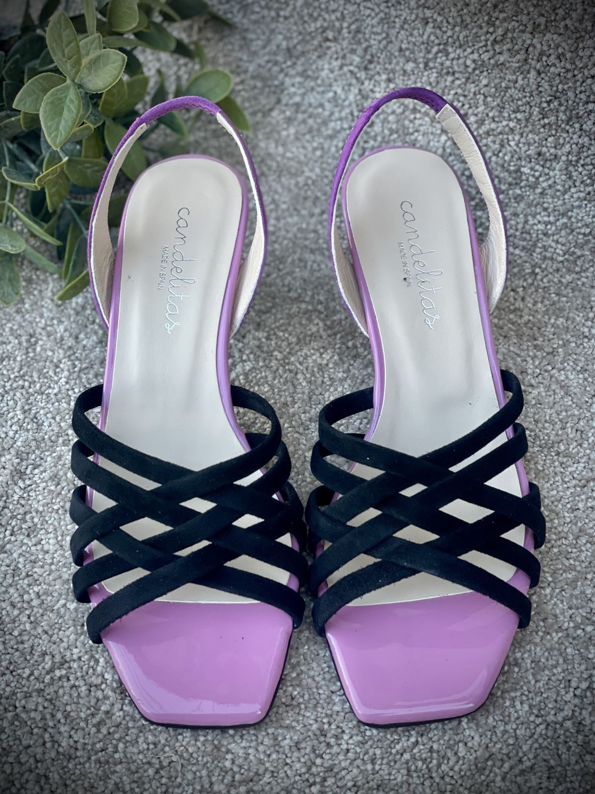 Sandalia Candelitas tiras colores lilas y negro - Imagen 1