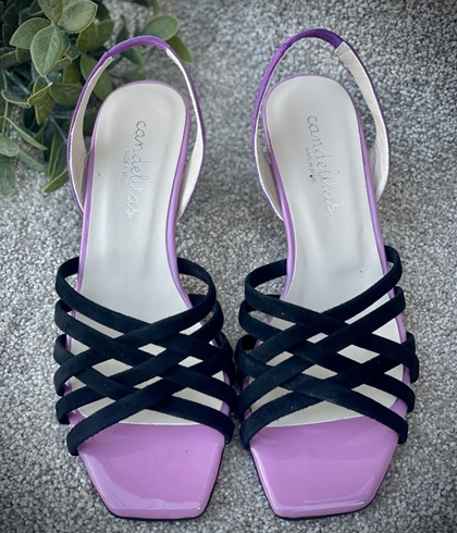 Sandalia Candelitas tiras colores lilas y negro - Imagen 1
