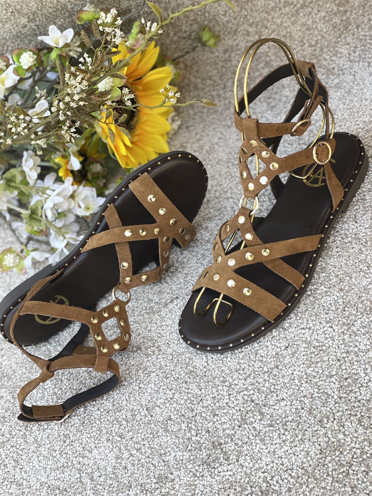 Sandalia CLAUDIA - LEONA romana 2 hebillas tachas camel - Imagen 1