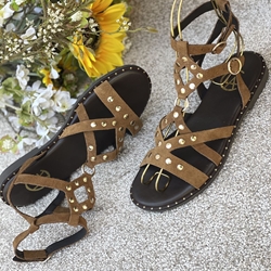 Sandalia CLAUDIA - LEONA romana 2 hebillas tachas camel - Imagen 1