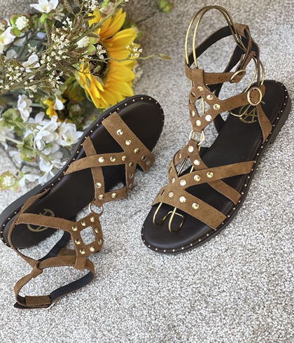 Sandalia CLAUDIA - LEONA romana 2 hebillas tachas camel - Imagen 1