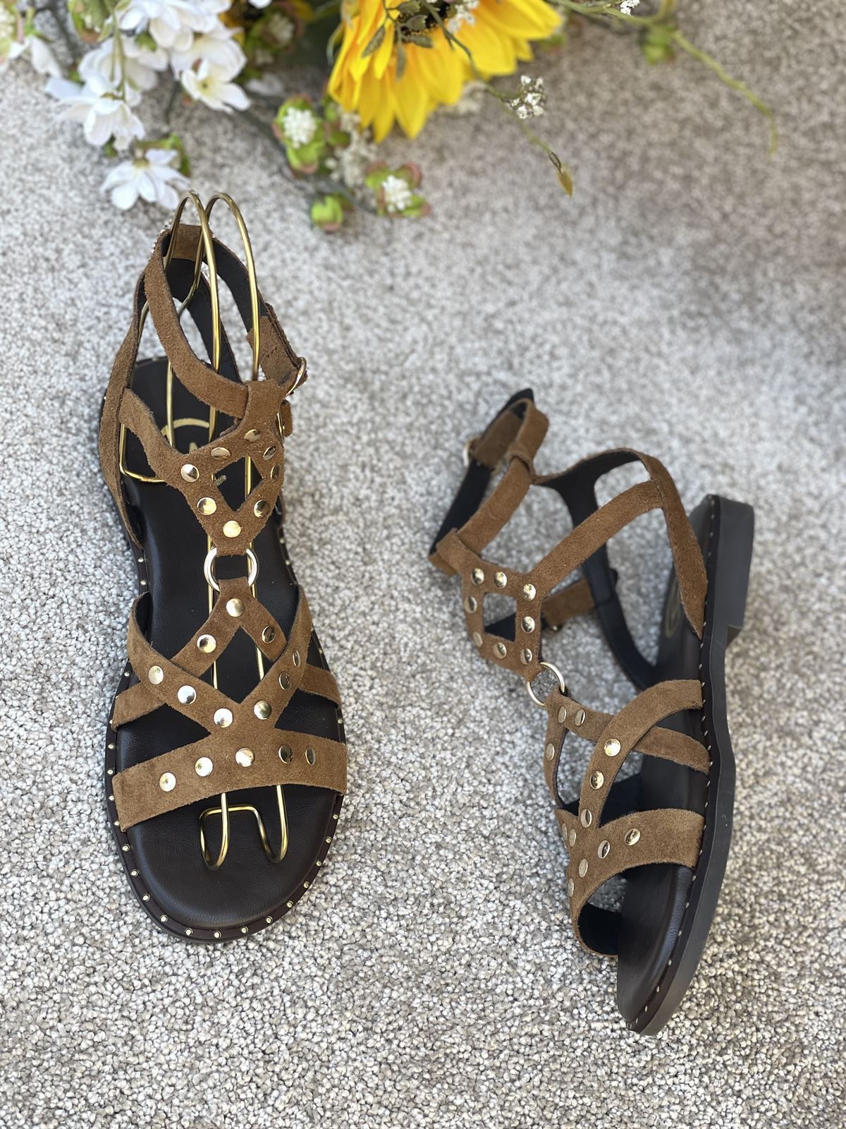 Sandalia CLAUDIA - LEONA romana 2 hebillas tachas camel - Imagen 2