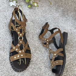 Sandalia CLAUDIA - LEONA romana 2 hebillas tachas camel - Imagen 2