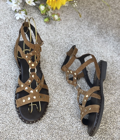 Sandalia CLAUDIA - LEONA romana 2 hebillas tachas camel - Imagen 2