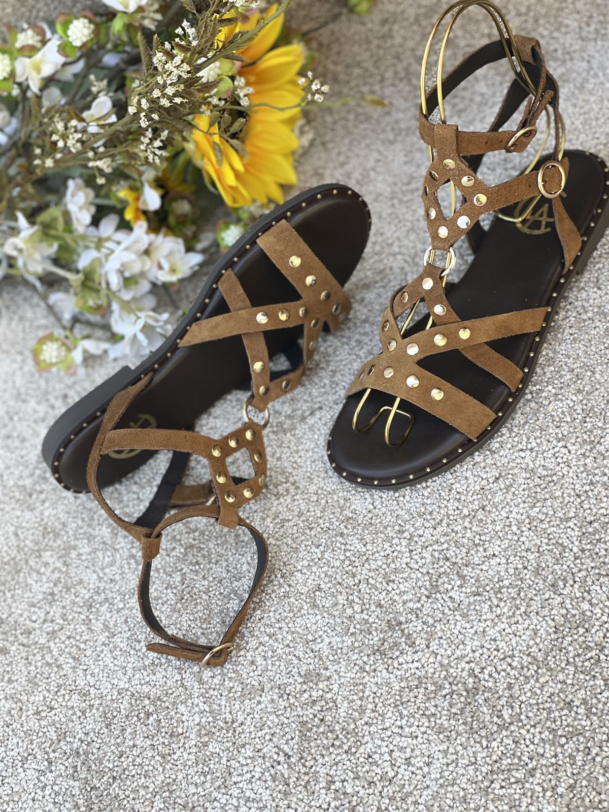 Sandalia CLAUDIA - LEONA romana 2 hebillas tachas camel - Imagen 3