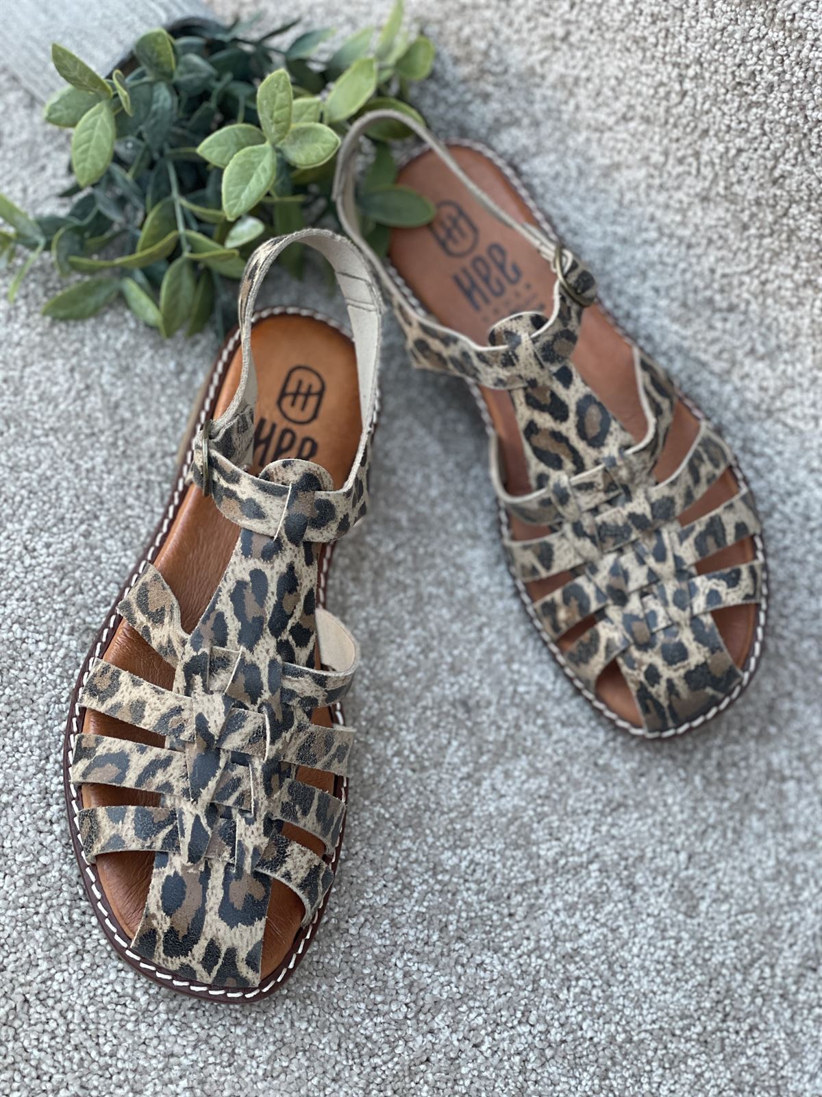 Sandalia HEEE SHOES cangrejera PIEL LEOPARDO - Imagen 1