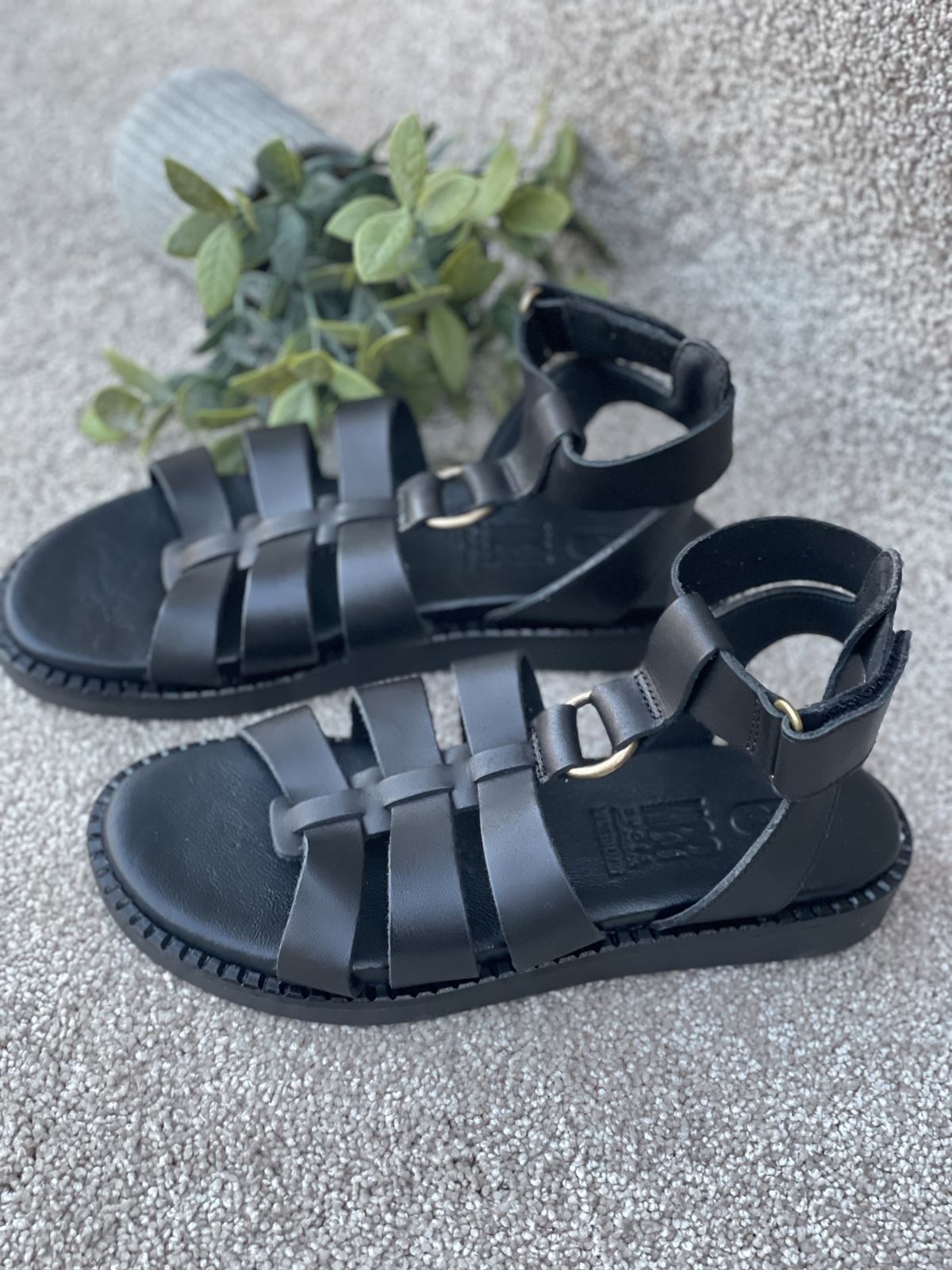 Sandalia HEEE SHOES CONFY tiras vaquetilla negra - Imagen 1