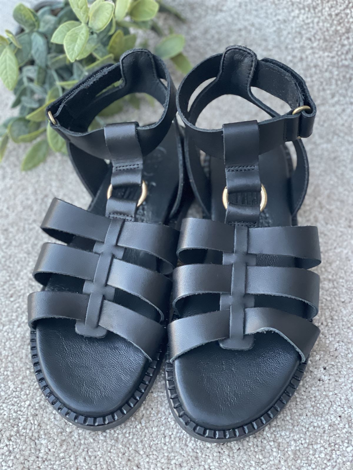 Sandalia HEEE SHOES CONFY tiras vaquetilla negra - Imagen 2
