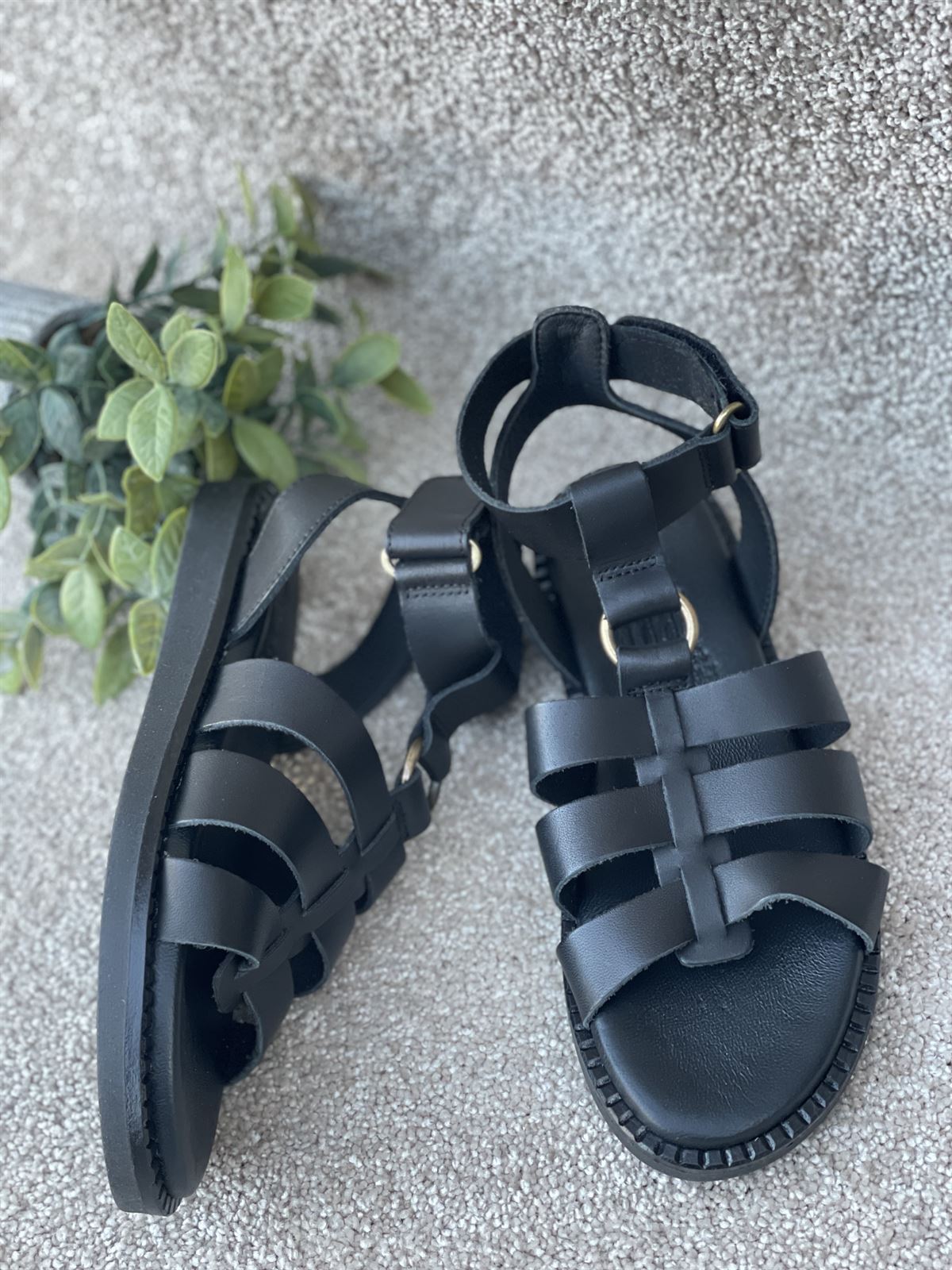 Sandalia HEEE SHOES CONFY tiras vaquetilla negra - Imagen 3